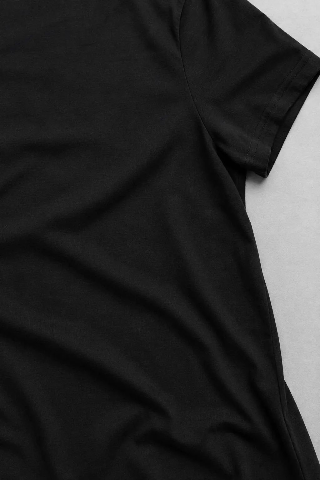 Depois: camiseta com o preto profundo e uniforme